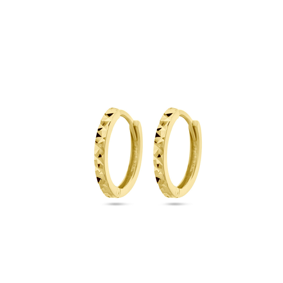 Boucles d'oreilles en or jaune 14K, avec une finition diamantée et une forme ronde.