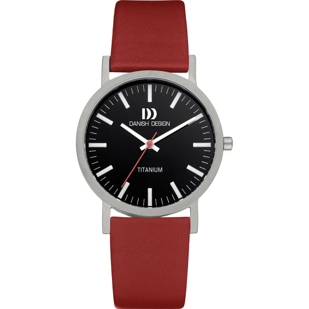 Montre en titane avec cadran noir, bracelet en cuir rouge et aiguilles argentées.