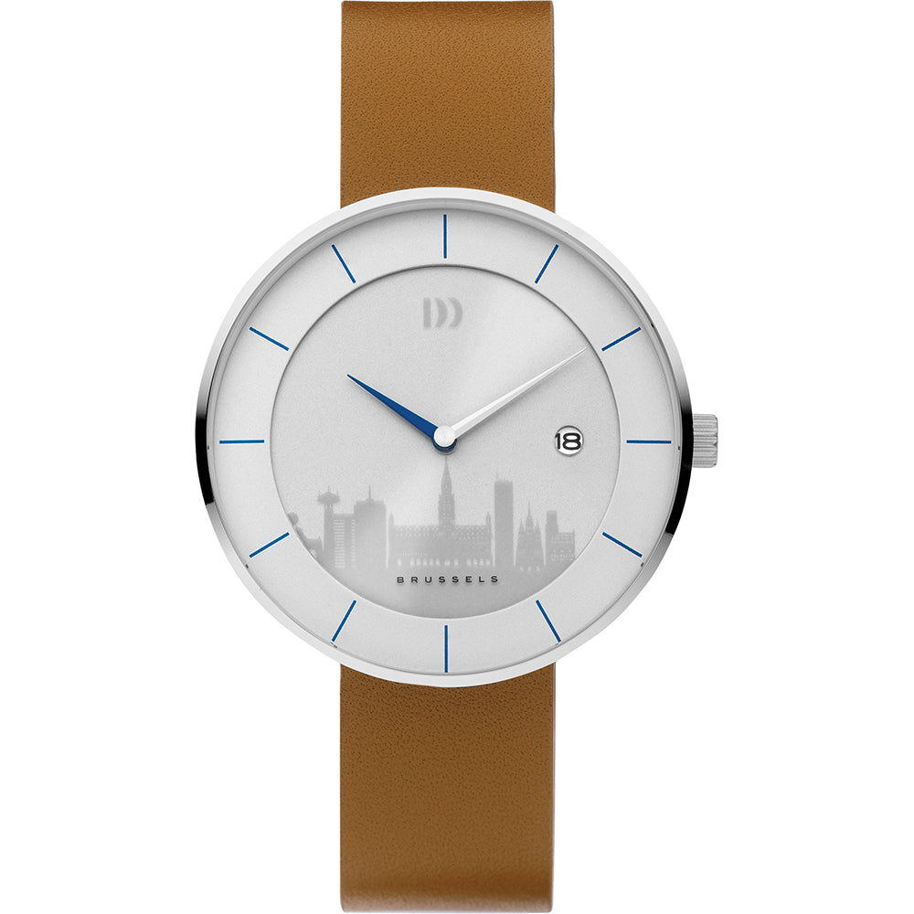 Montre avec un cadran argenté, boîtier en acier inoxydable, bracelet en silicone marron et détails bleus.