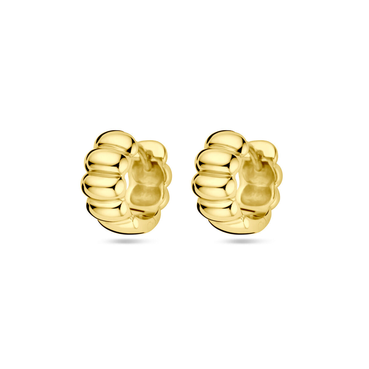 Klapoorringen van 1 micron verguld zilver in een golvende, ronde vorm.