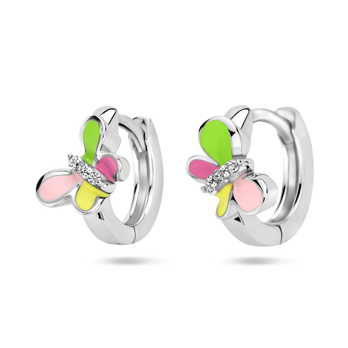 Klapoorringen in zilver met gerhodineerde afwerking, versierd met een kleurrijke vlinder en zirkonia.