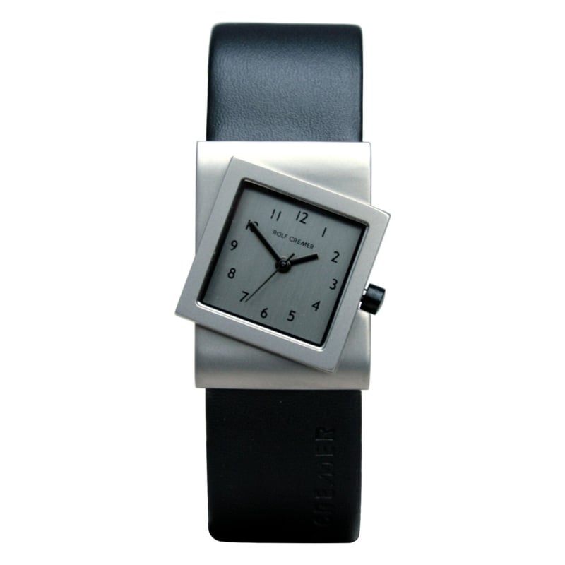 Montre carrée avec un cadran gris et un bracelet en cuir noir.