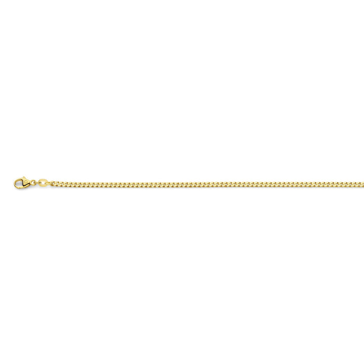 De Van der Kooij Collectie gourmette armband is een 2,4 mm, 4-zijdig geslepen, massief 14K geelgouden ketting met karabijnsluiting, afgebeeld op een witte ondergrond.