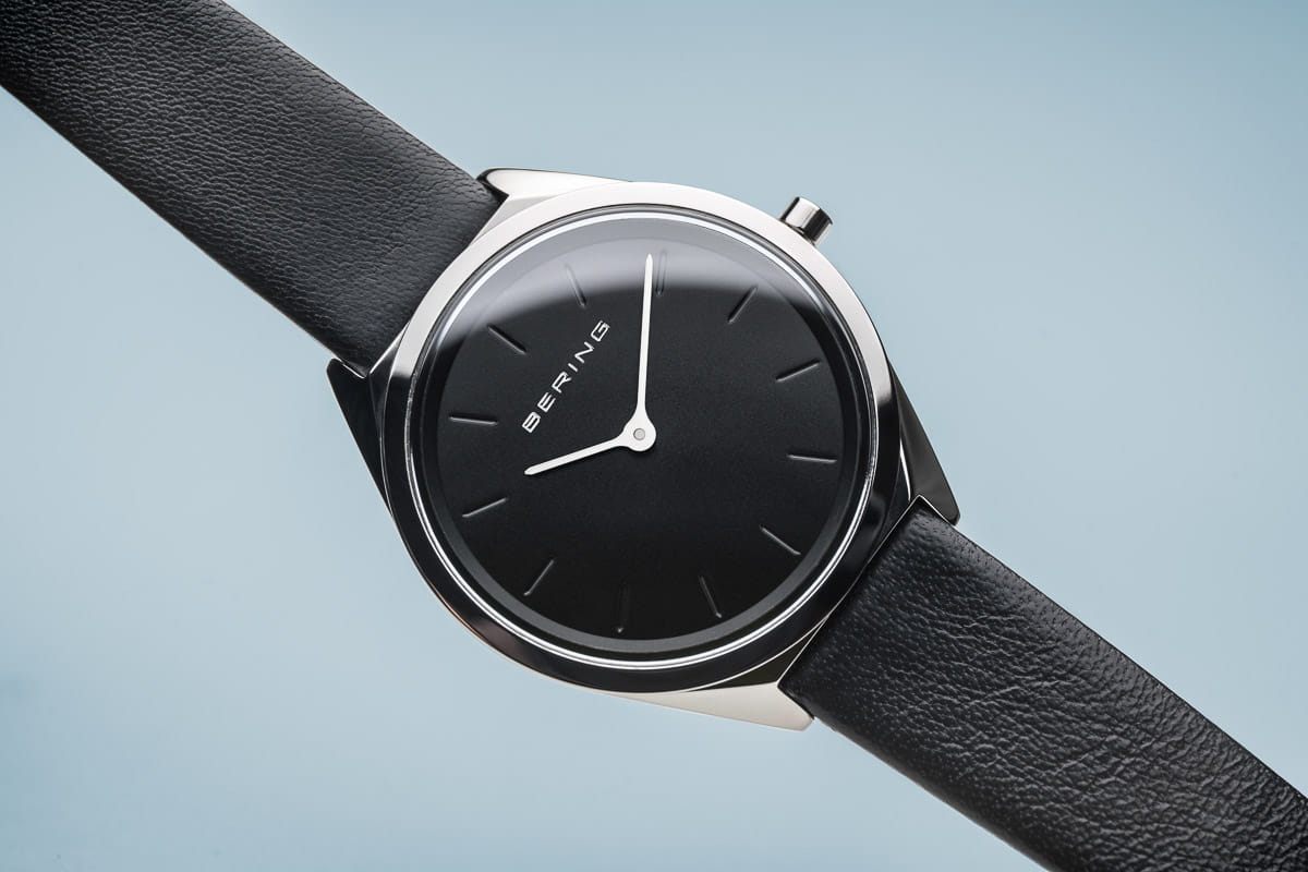 Montre pour femme cadran noir - 17031-402