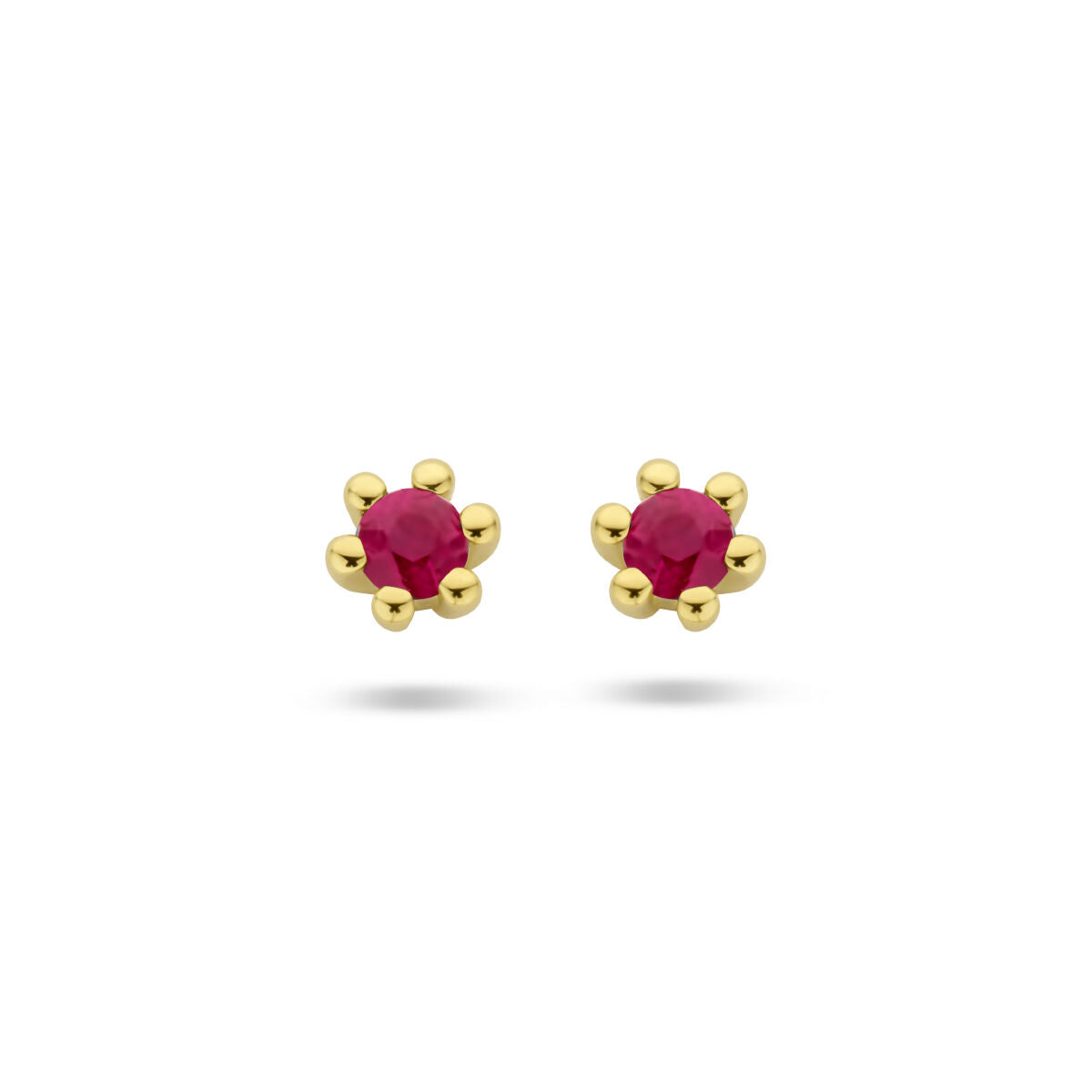 Boucles d'oreilles en or jaune 14K avec des rubis ronds, en forme de fleur.