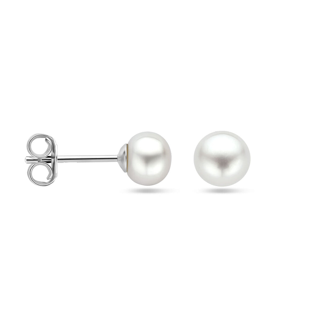 Boucles d'oreilles en perles blanches avec fermoir en argent.