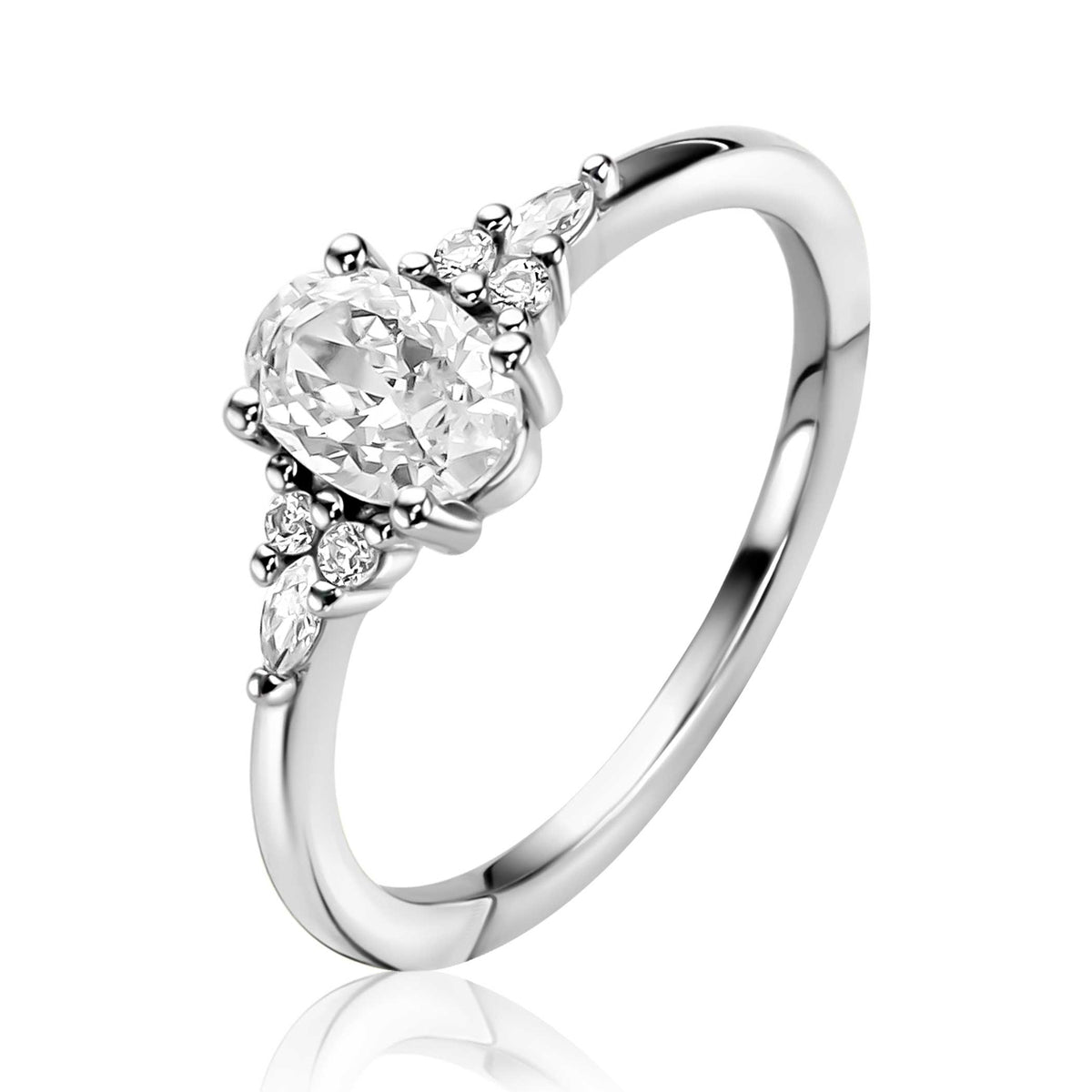 Bague en argent avec un zircon ovale central et des pierres scintillantes sur les côtés.