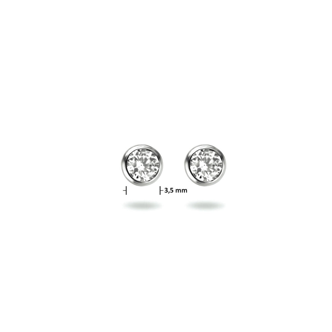 Een paar oorknoppen met zirkonia uit de Van der Kooij Collectie. Deze zijn voorzien van ronde, briljant geslepen zirkonia's in zilveren zetting (diameter 3,5 mm). Ze zijn afgebeeld op een witte achtergrond, perfect voor een subtiele schittering.