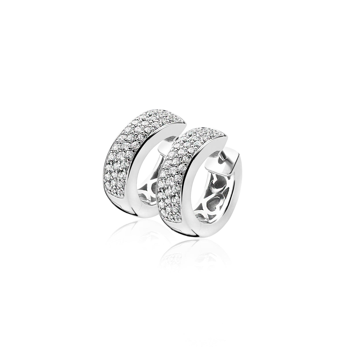 Boucles d'oreilles en argent avec un pavé de pierres scintillantes.