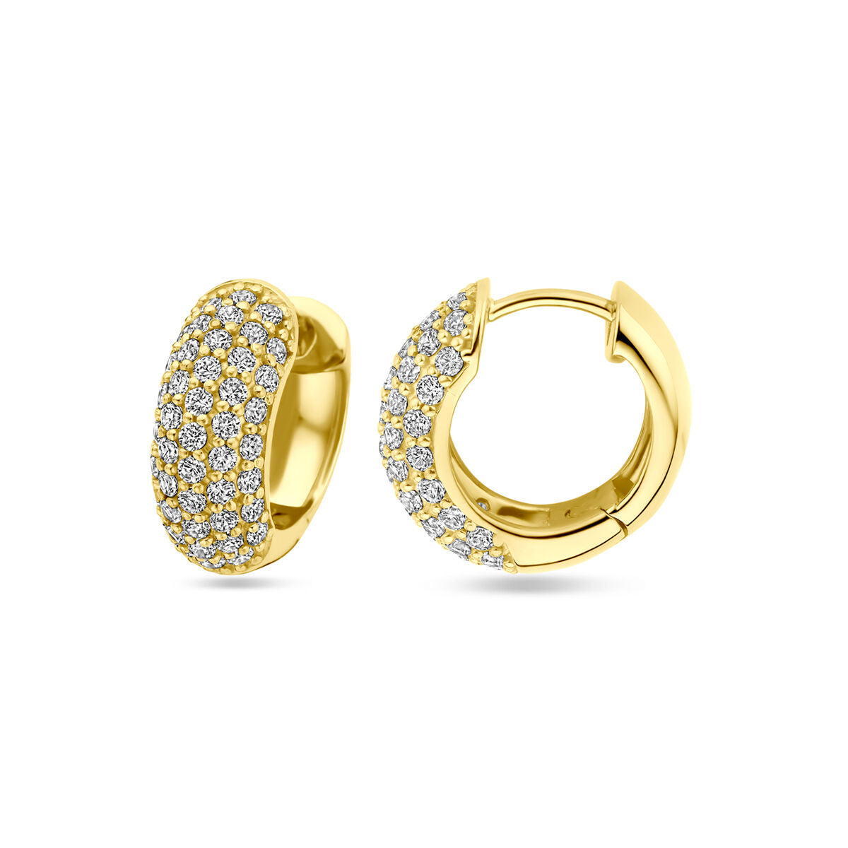 Een paar Van der Kooij Collectie klapoorringen zirkonia 16,5 mm 1 micron zilver verguld (geel) in klassieke hoepelstijl, bezet met fonkelende witte steentjes, afgebeeld tegen een witte achtergrond.