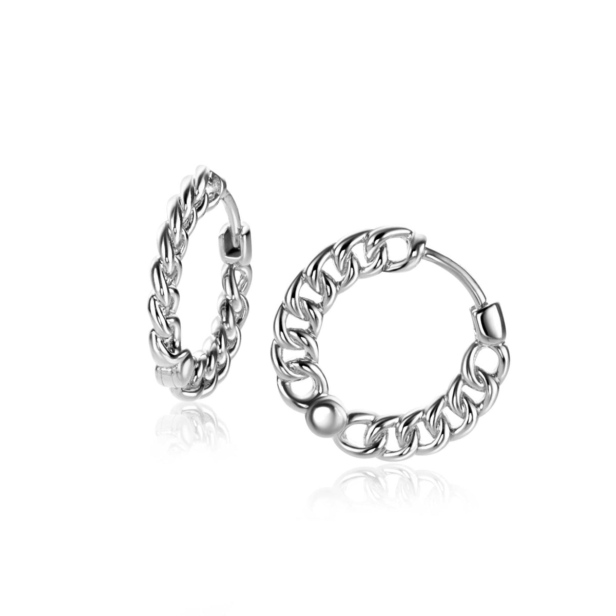 Boucles d'oreilles en argent avec un design en chaîne et un fermoir.