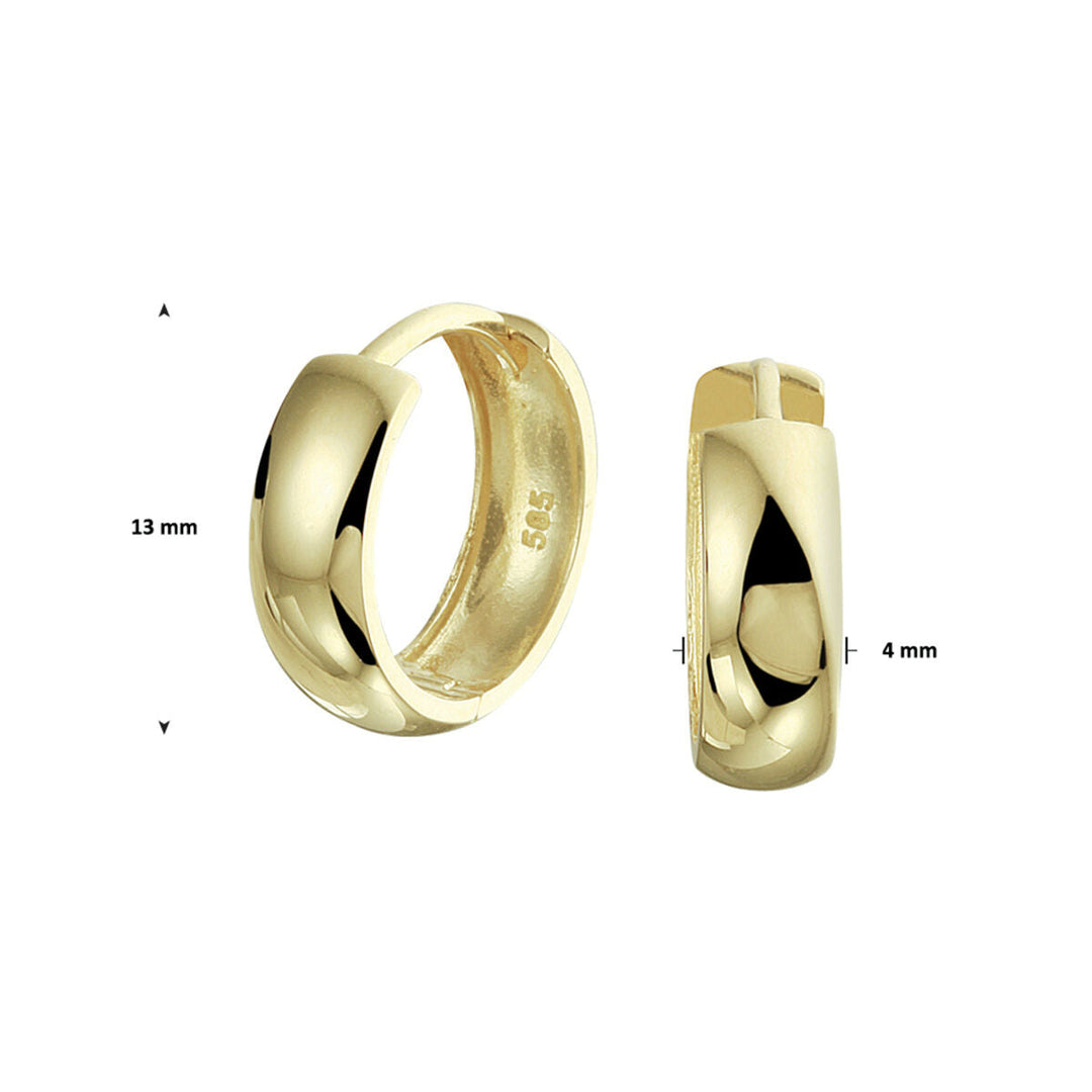 Een paar klapoorringen 14K geelgoud van Van der Kooij Collectie voor dames, gepolijst met een glad, licht gebogen oppervlak, elk 13 mm hoog en 4 mm breed, afgebeeld tegen een witte achtergrond.