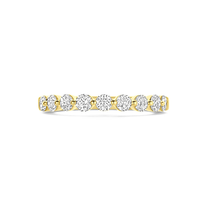 De Van der Kooij Collectie ring lab grown diamant 0.75ct H SI in 14K geelgoud is een damesring met een rij ronde diamanten in een gedeelde tand zetting, getoond tegen een witte achtergrond.