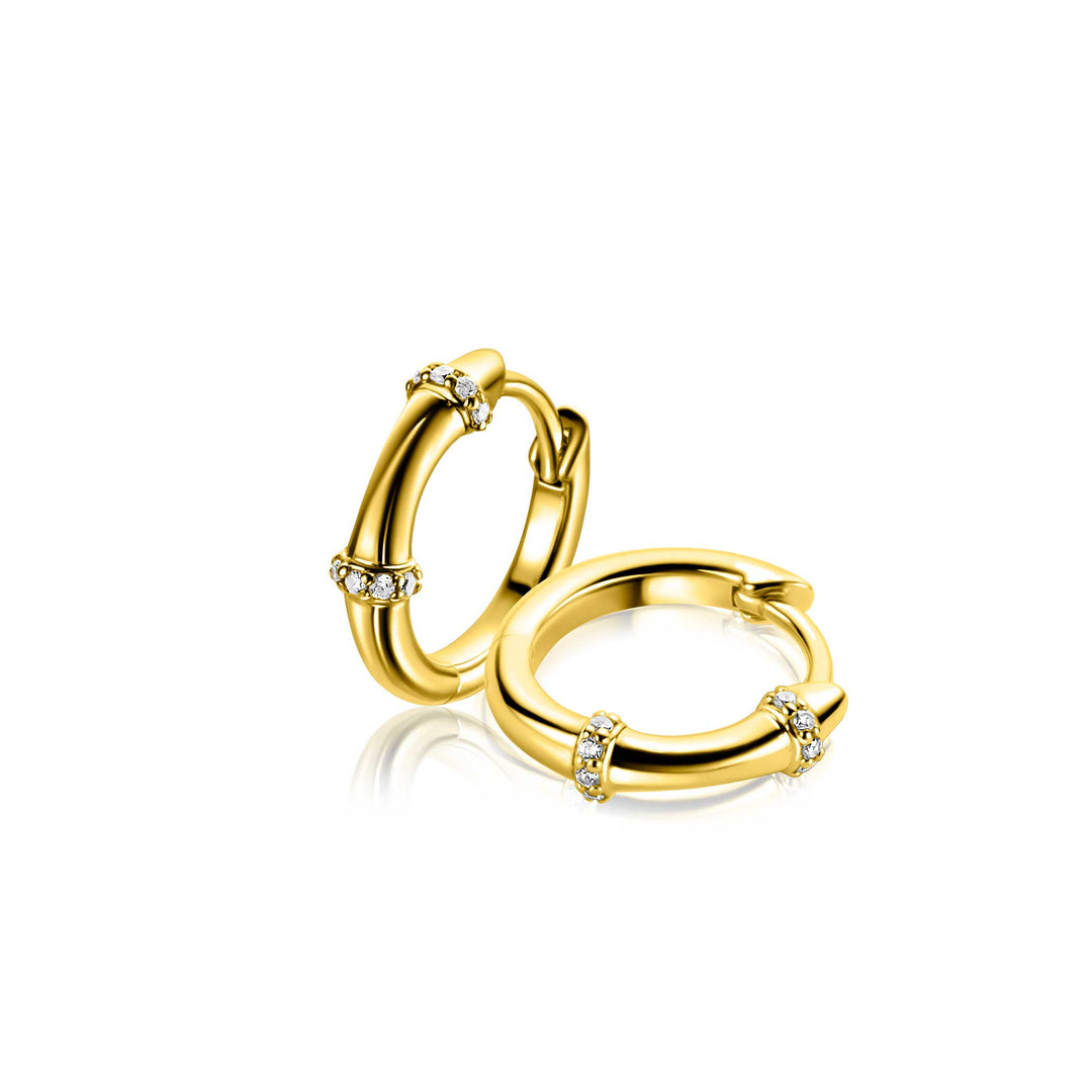 Zinzi oorbellen zilver ZIO2687Y: Kleine gouden oorbellen van Zinzi, met drie gelijkmatig verdeelde delen met heldere edelstenen, afgebeeld op een witte achtergrond.
