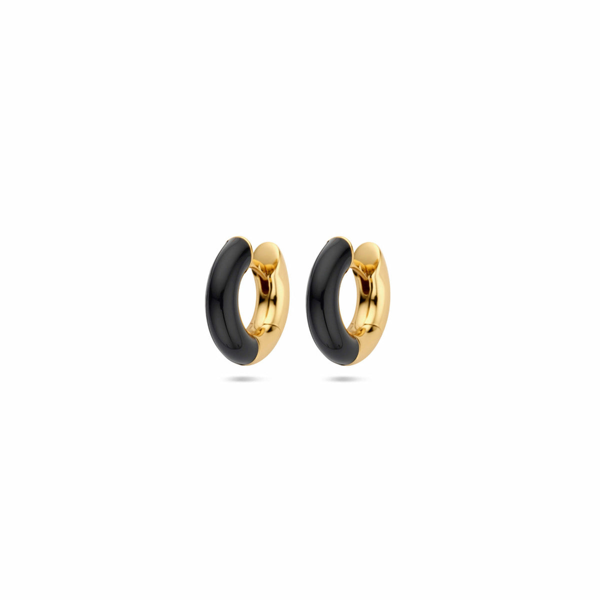Boucles d'oreilles en émail noir avec finition dorée, d'un diamètre de 4 mm.