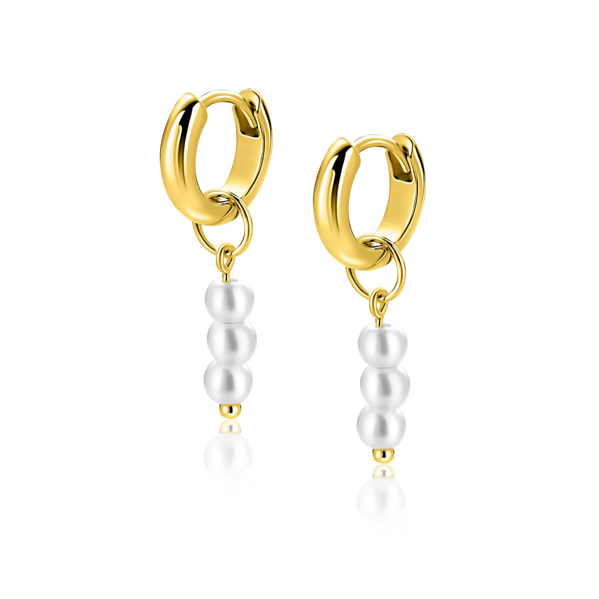 Boucles d'oreilles en or avec perles blanches suspendues.