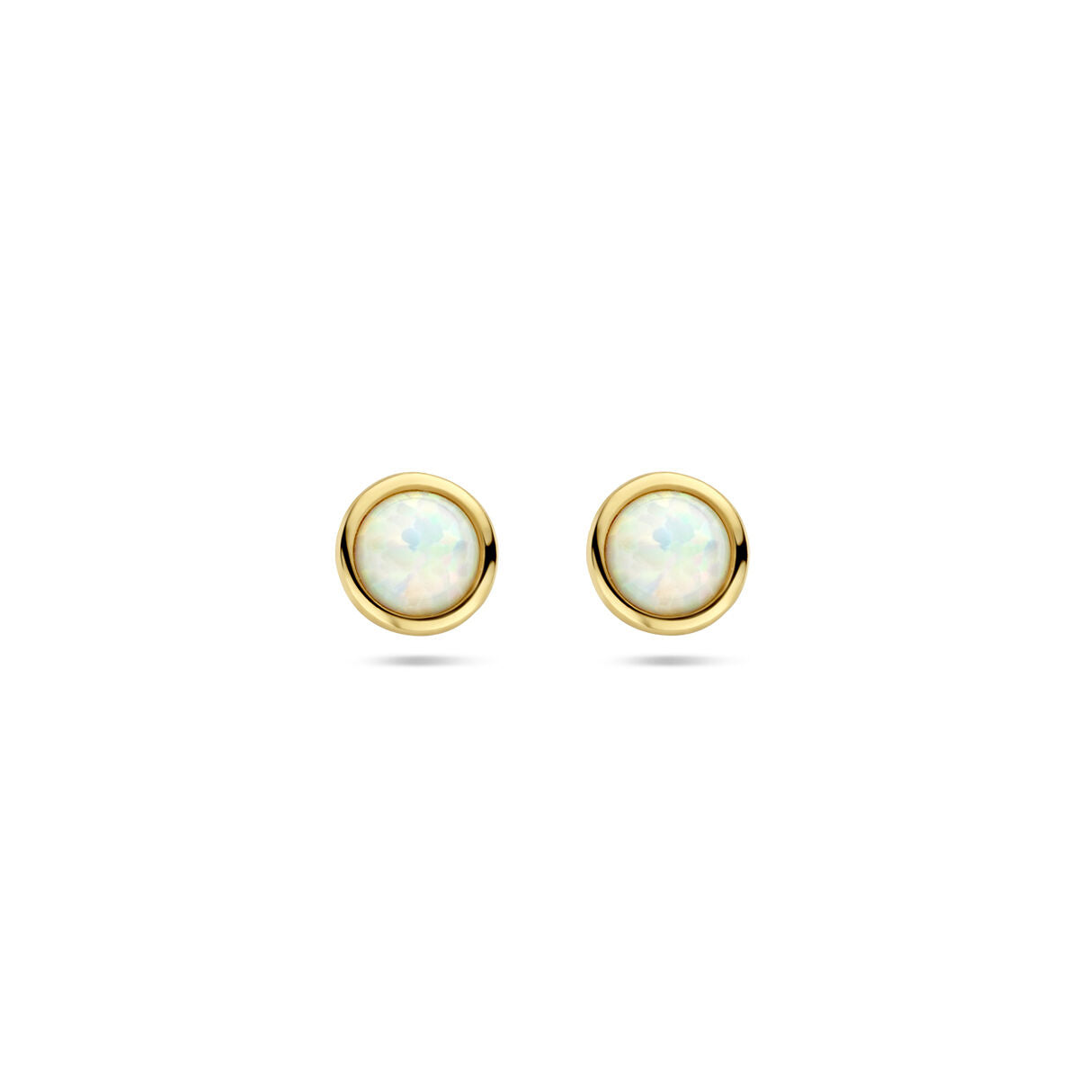 Boucles d'oreilles en opale avec monture en or jaune 14K, forme ronde.