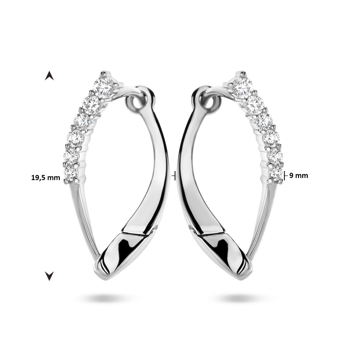 Een paar Van der Kooij Collectie klapoorbellen zirkonia zilver gerhodineerd, met een rij fonkelende steentjes op de bovenste boog. Afmetingen: 19,5 mm hoog en 9 mm breed - perfecte dames oorbellen voor elke gelegenheid.