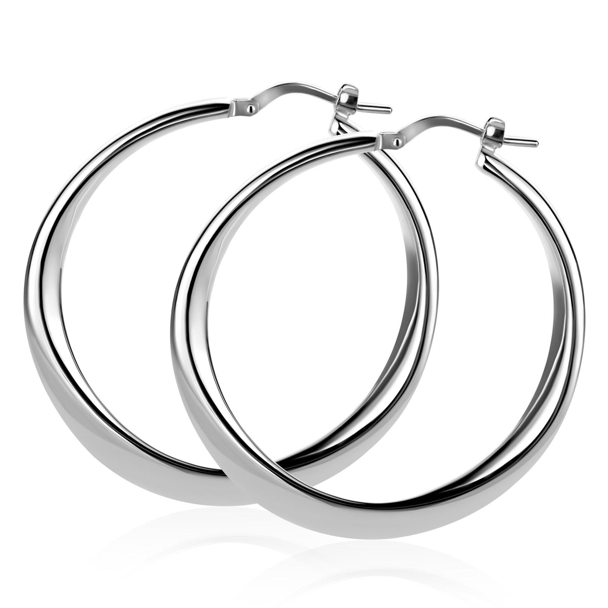 Boucles d'oreilles en argent, en forme de créoles brillantes et lisses.