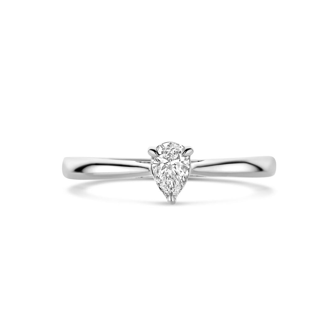 Een peervormige, 0,25 ct H SI lab-grown diamant van Van der Kooij Collectie schittert op een gepolijste 14K witgouden ringband - een elegant damessieradenstuk, afgebeeld tegen een effen witte achtergrond.