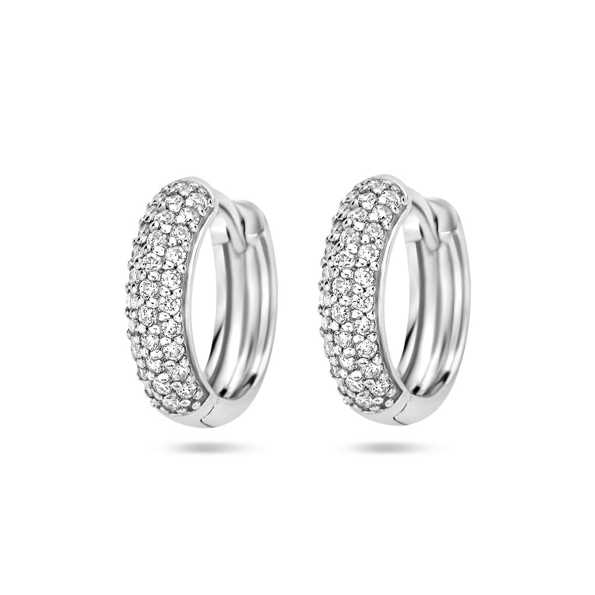 Boucles d'oreilles en argent rhodié ornées de zircons, de forme ronde et brillante.