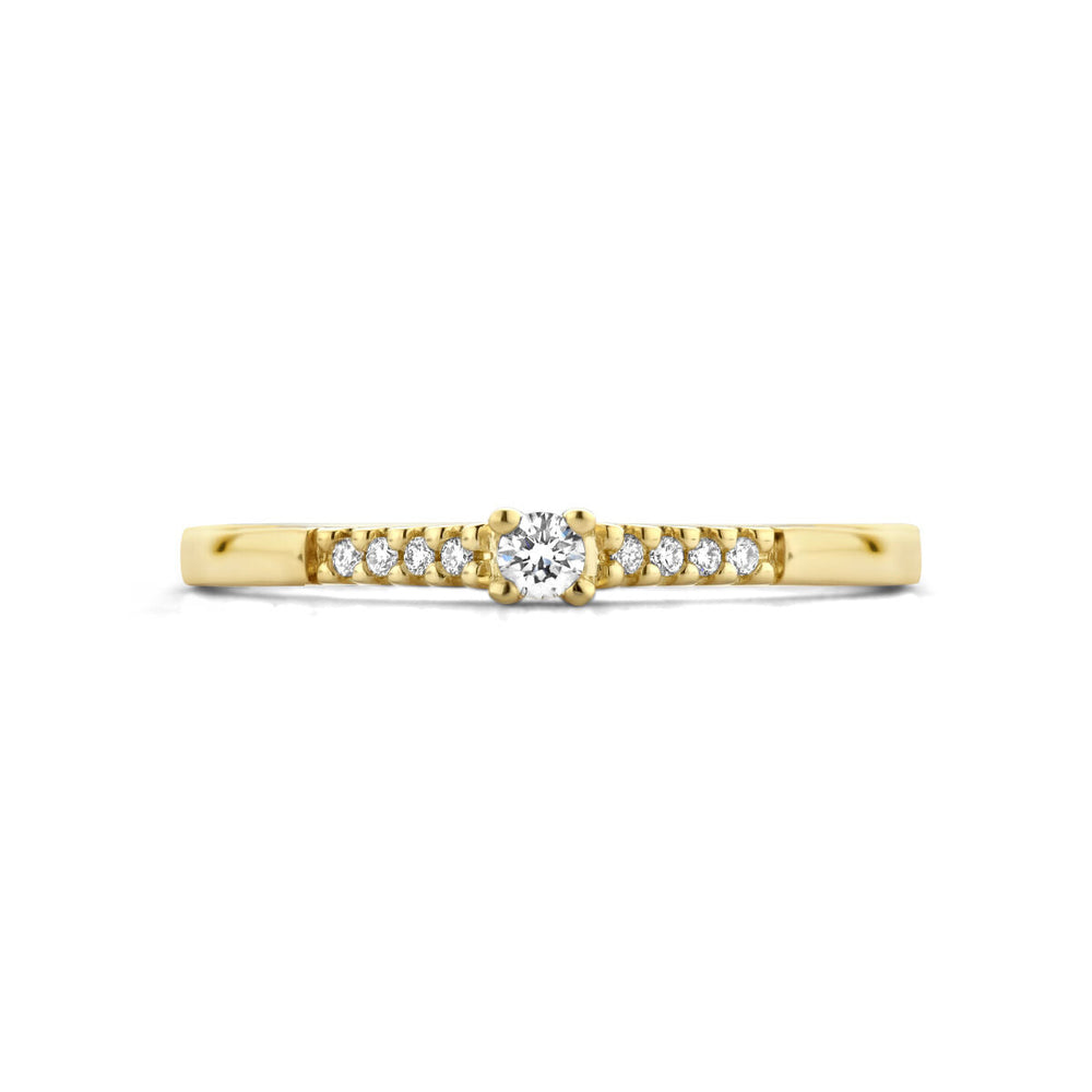 De Van der Kooij Collectie ring diamant 0.07ct h si in 14K geelgoud heeft een centrale solitaire diamant met een diamanten rij aan weerszijden, gepresenteerd tegen een witte achtergrond.