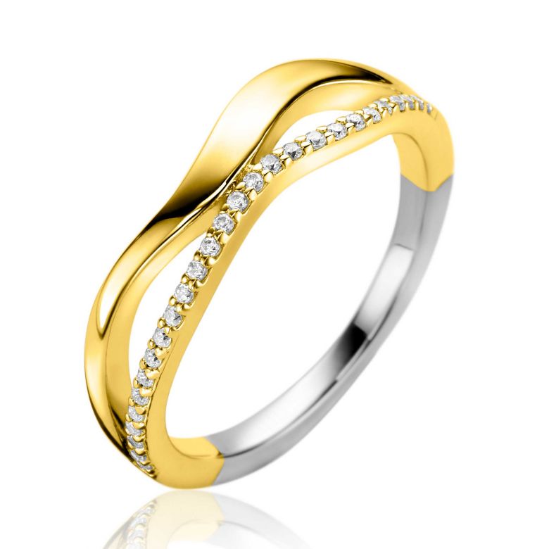 Gouden ring met een golvende vorm en een rijtje heldere steentjes aan de voorkant.