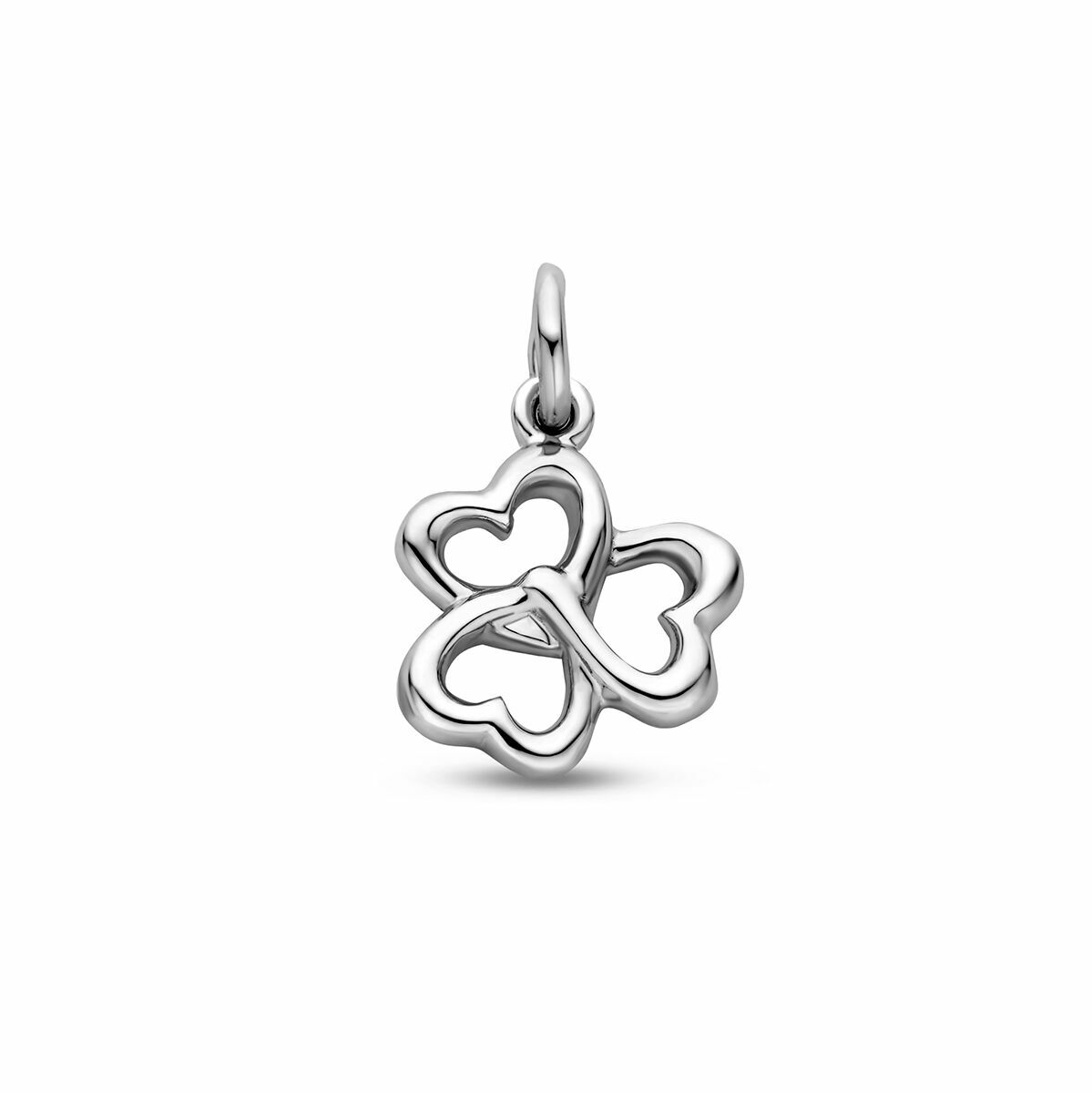 pendentif en argent rhodié en forme de trois cœurs entrelacés.