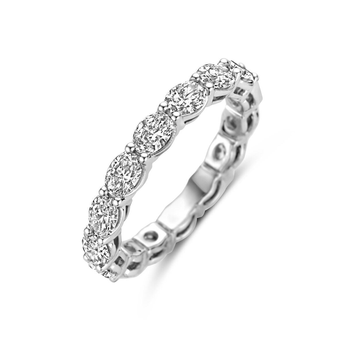 Bague en or blanc 14K ornée de diamants synthétiques de 2,24 ct, avec un design délicat.