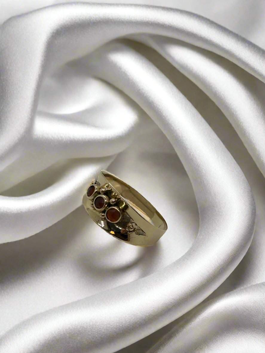 Bague vintage en or 14 carats ornée de grenats rouges, poids de 2,1 grammes.