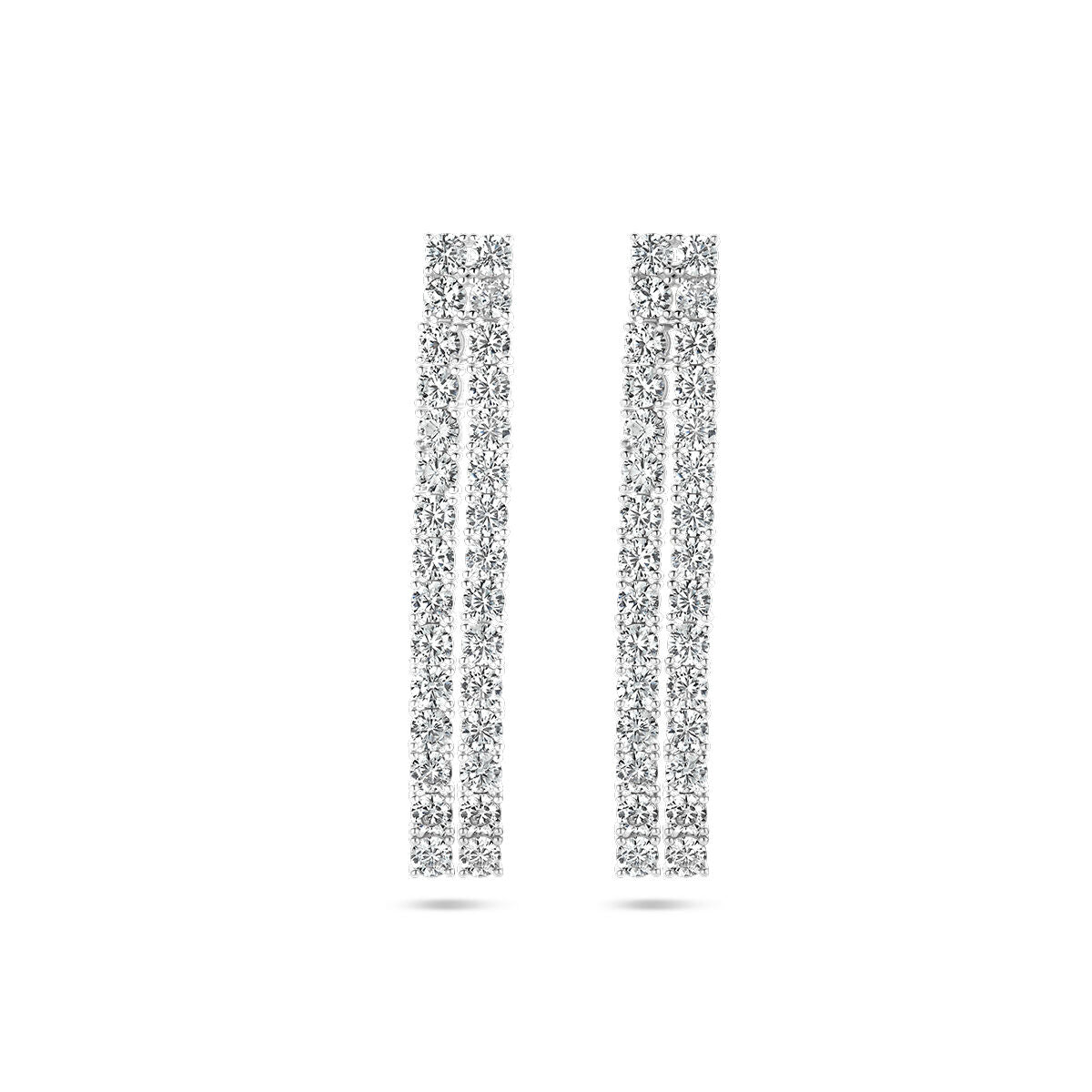Boucles d'oreilles en argent rhodié ornées de zircones, de forme allongée et scintillante.
