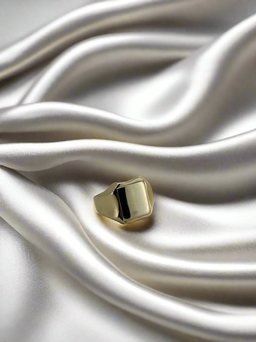Bague vintage en or 14 carats, finition brillante, forme rectangulaire.