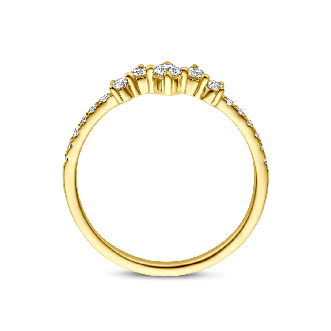 De 14K geelgouden damesring van de Van der Kooij Collectie met 1.00ct H SI lab grown diamanten in een rij over de bovenzijde en deels langs de band, fraai te zien van opzij tegen een witte achtergrond.