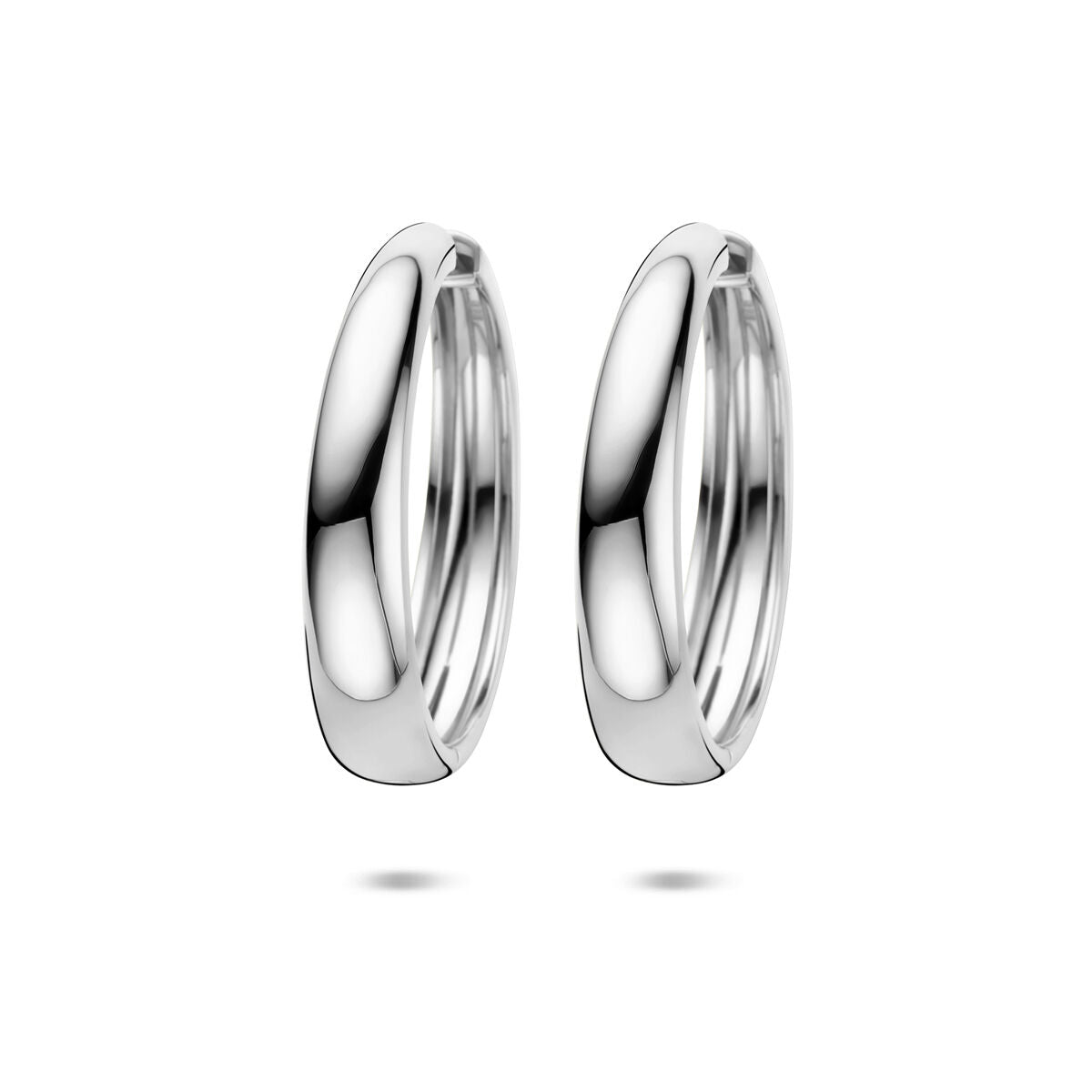 Boucles d'oreilles argentées en forme de créoles, dimensions 40 x 8 mm, finition lisse.