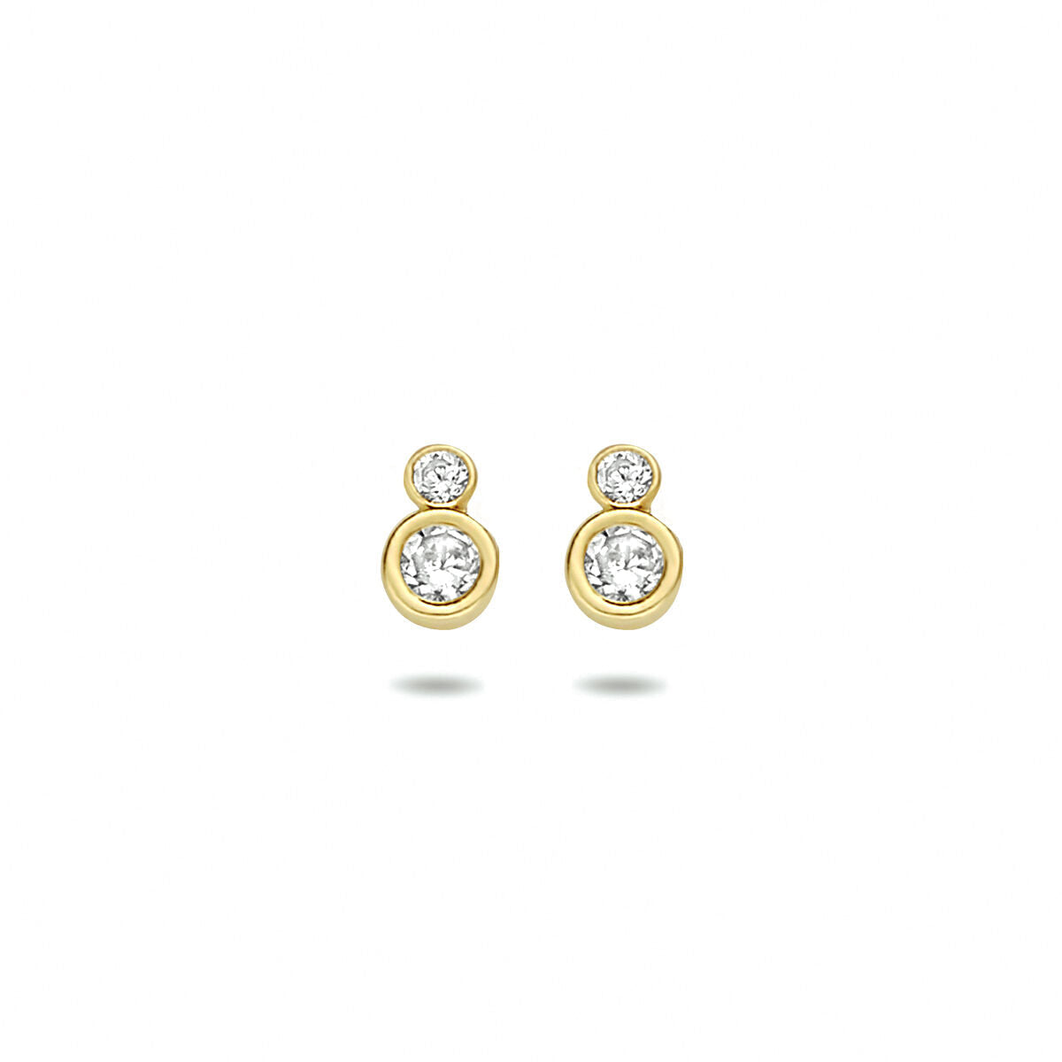 Boucles d'oreilles en or jaune 14K avec zircons, design rond et brillant.