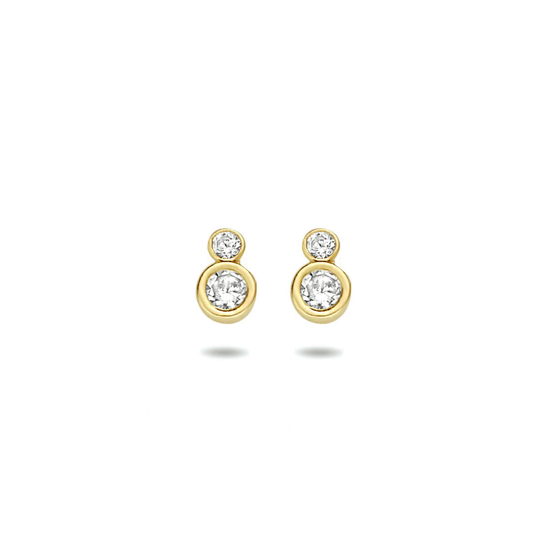 Van der Kooij Collectie oorknoppen zirkonia 14K geelgoud: een paar dames sieraden met twee heldere, ronde zirkonia's in zetkast, afgebeeld op een witte achtergrond.