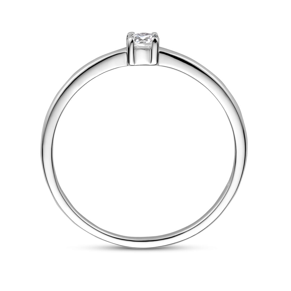 Een minimalistische Van der Kooij Collectie-ring met geboortesteen cz april, vervaardigd uit gerhodineerd zilver, met een enkele ronde zirkonia in een vierpoots zetting, zijaanzicht op witte achtergrond.