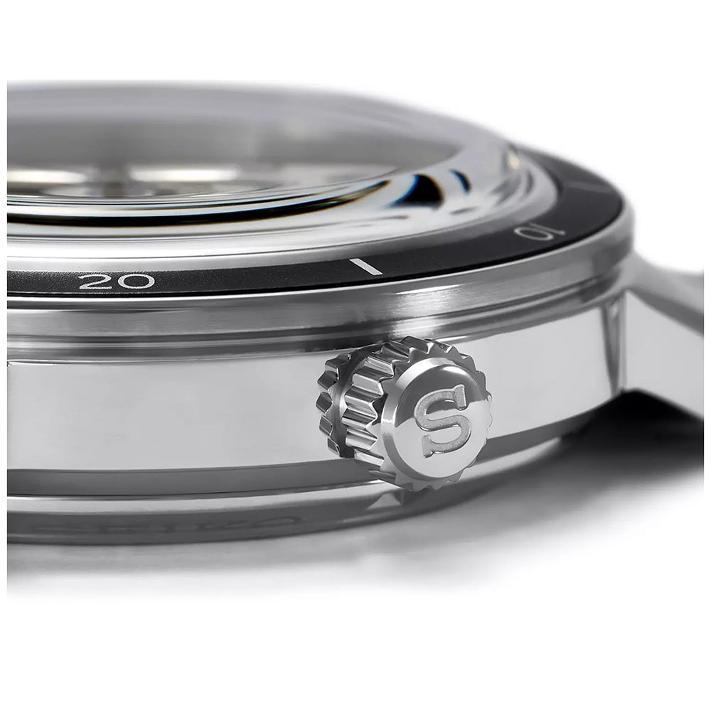 Een close-up van de zijkant van de roestvrijstalen kast benadrukt de gegraveerde S-kroon en de genummerde lunette van het Seiko Presage heren horloge SSA423J1, waardoor het gepolijste, reflecterende oppervlak dat moeiteloos elegantie vastlegt, goed tot zijn recht komt.