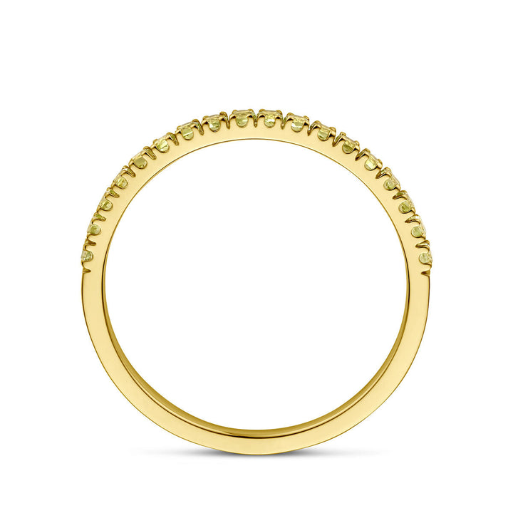De Van der Kooij Collectie ring met geboortesteen peridoot augustus is een delicate 14K geelgoud damesring met een peridot geboortesteen, van opzij afgebeeld op een witte achtergrond.