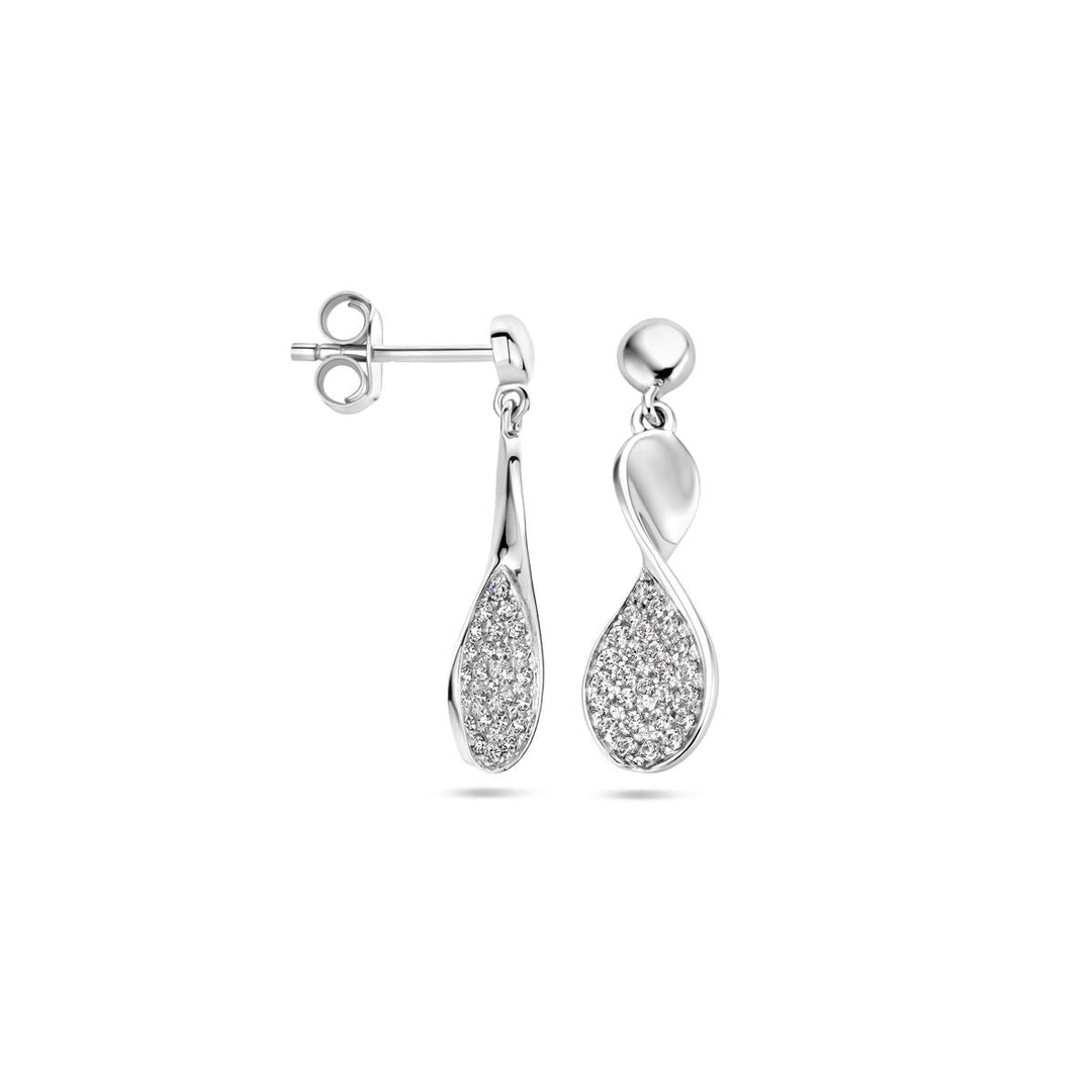 Van der Kooij Collectie oorhangers zirkonia zilver gerhodineerd: elegante, gedraaide druppelvormige oorbellen met sprankelende zirkonia-steentjes aan de onderzijde, voorzien van steker sluiting en gepolijste afwerking.