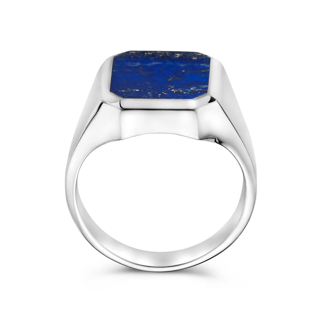 Een 925 zilveren zegelring, massief met lapis (13 x 11mm) met subtiele goudspikkels, gefotografeerd van opzij tegen een witte achtergrond. Een verfijnd ontwerp uit de Van der Kooij Collectie.