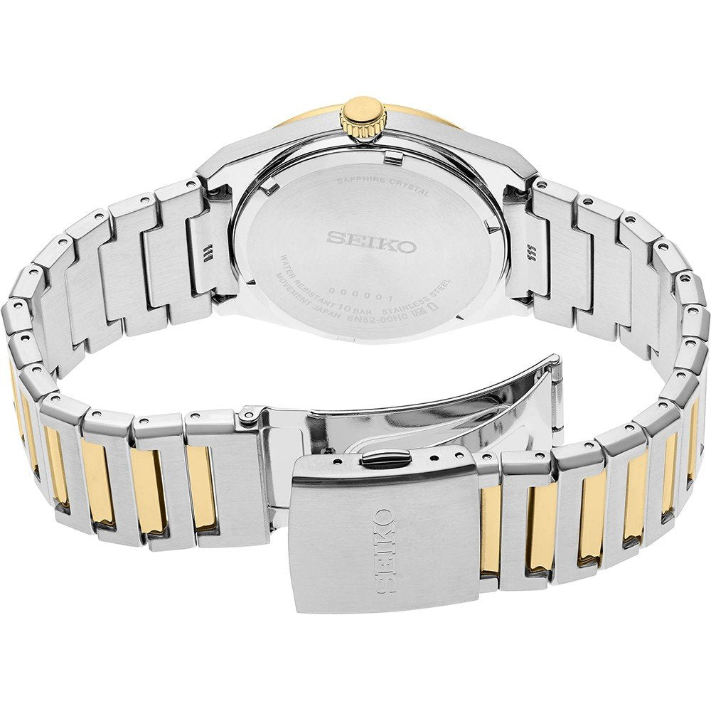Een close-up van de Seiko heren horloge SUR558P1 toont de roestvrijstalen en goudkleurige schakelarmband, een Seiko-gegraveerde sluiting en de achterkant van de kast met het kwartsuurwerk.
