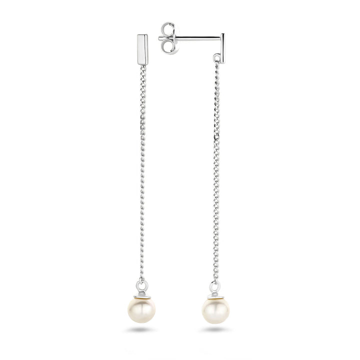 Een paar zilveren oorhangers uit de Van der Kooij Collectie met fijne kettinkjes en een paar zoetwaterparel aan elk uiteinde. Eén hanger wordt hangend, de andere horizontaal getoond om steker en poussette te laten zien.