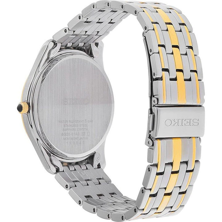 De afbeelding toont de achterkant van het Seiko heren horloge SRK048P1 met een two-tone zilveren en gouden schakelband. De roestvrijstalen kast is voorzien van elegante merkgravures en Seiko is gegraveerd op de sluiting. Dit quartzhorloge is waterbestendig.