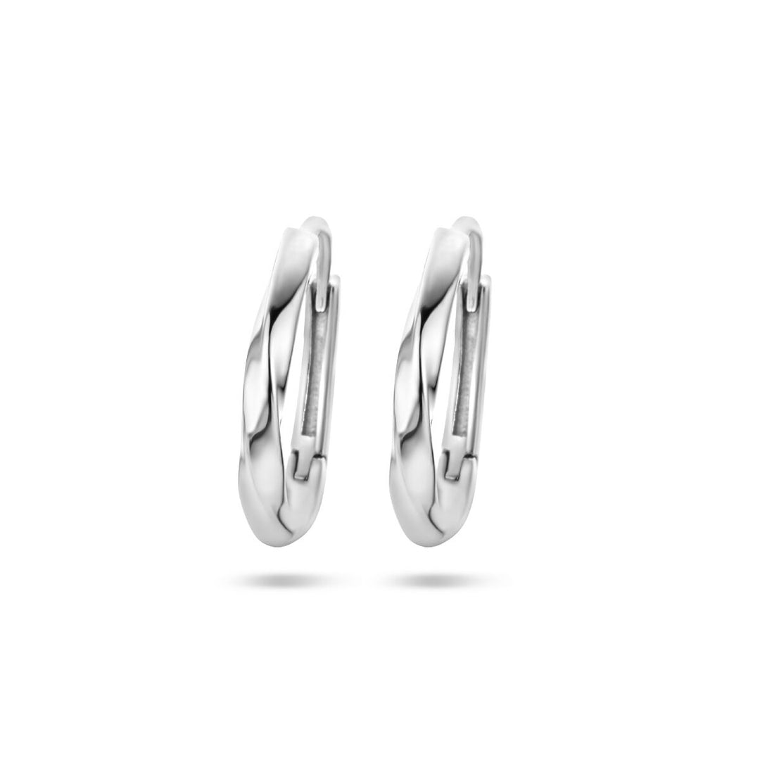 De Van der Kooij Collectie klapoorringen gedraaid zilver gerhodineerd zijn gepolijste 925 zilveren oorringen met een subtiel gedraaid ontwerp, afgebeeld tegen een witte achtergrond.