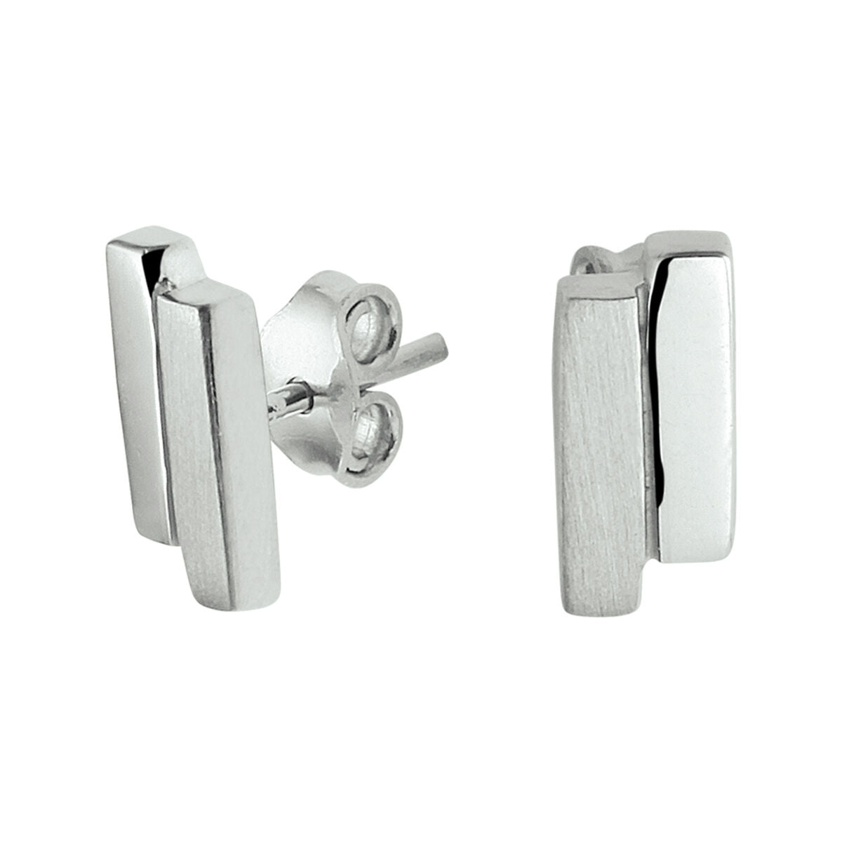 Boucles d'oreilles en argent rhodié avec une finition lisse et des formes géométriques.