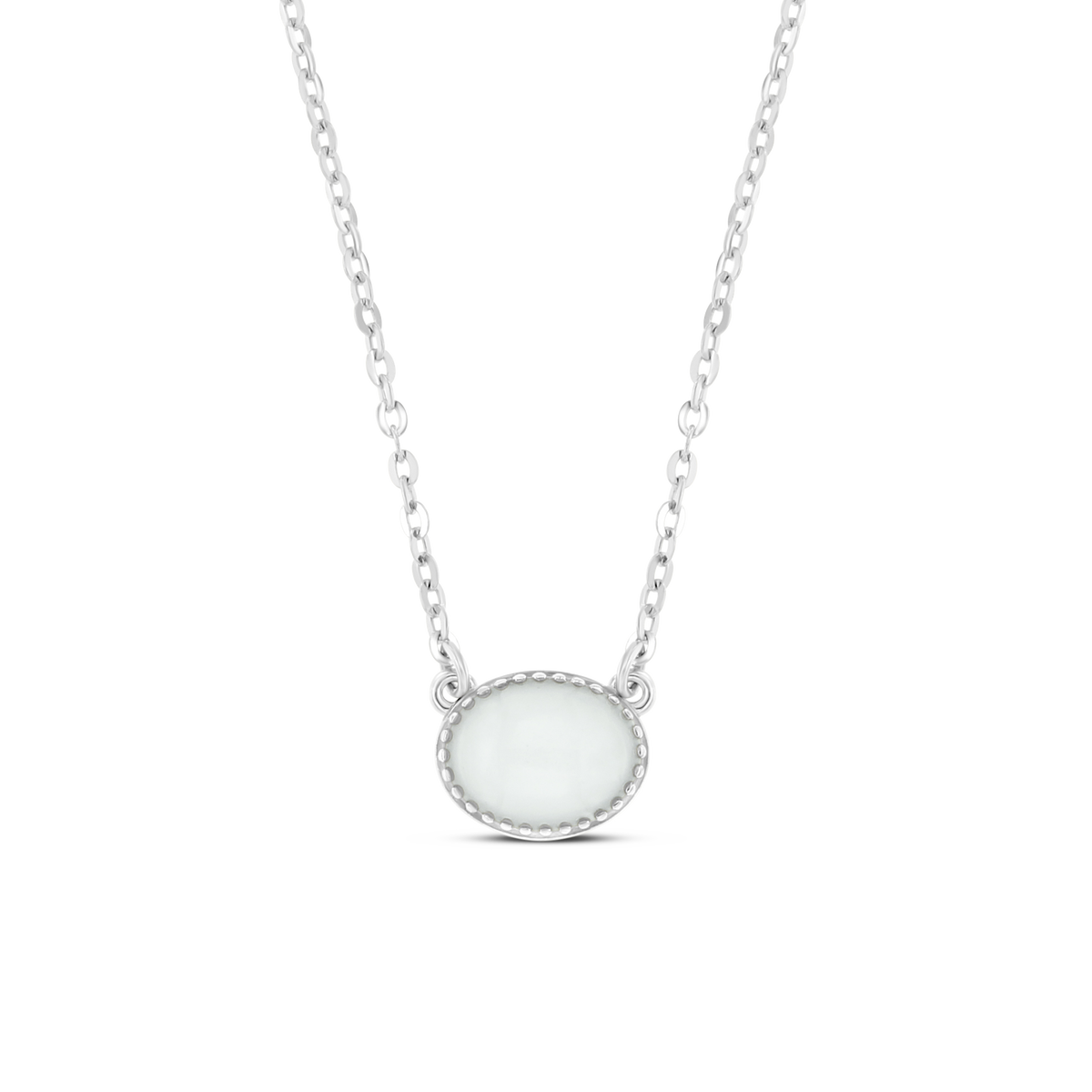 Collier en argent avec un pendentif ovale en pierre blanche.