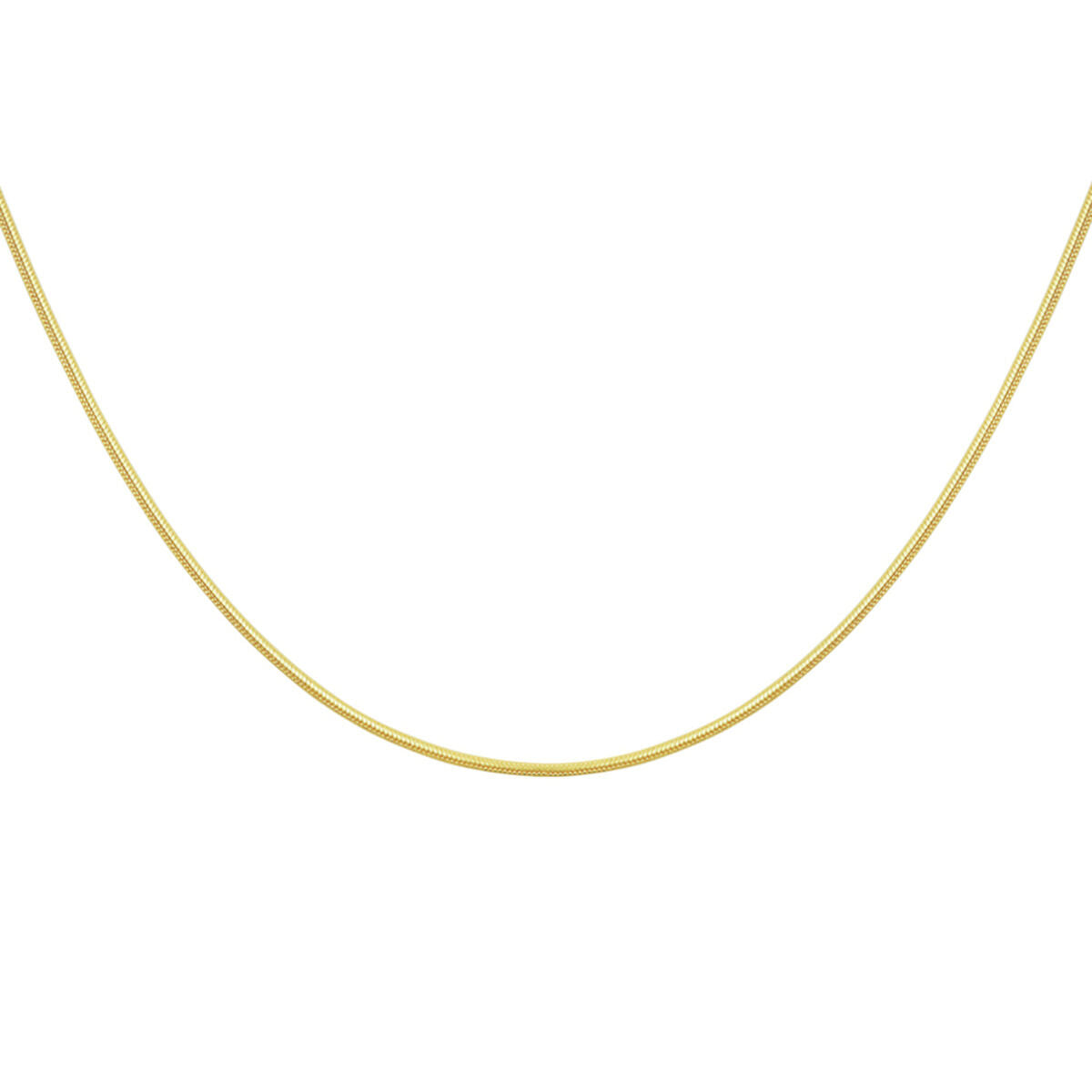 De Van der Kooij Collectie collier slang rond 0,9 mm is een strakke 14K geelgouden ketting met schakeltype slang, sierlijk gebogen en tentoongesteld tegen een witte achtergrond.
