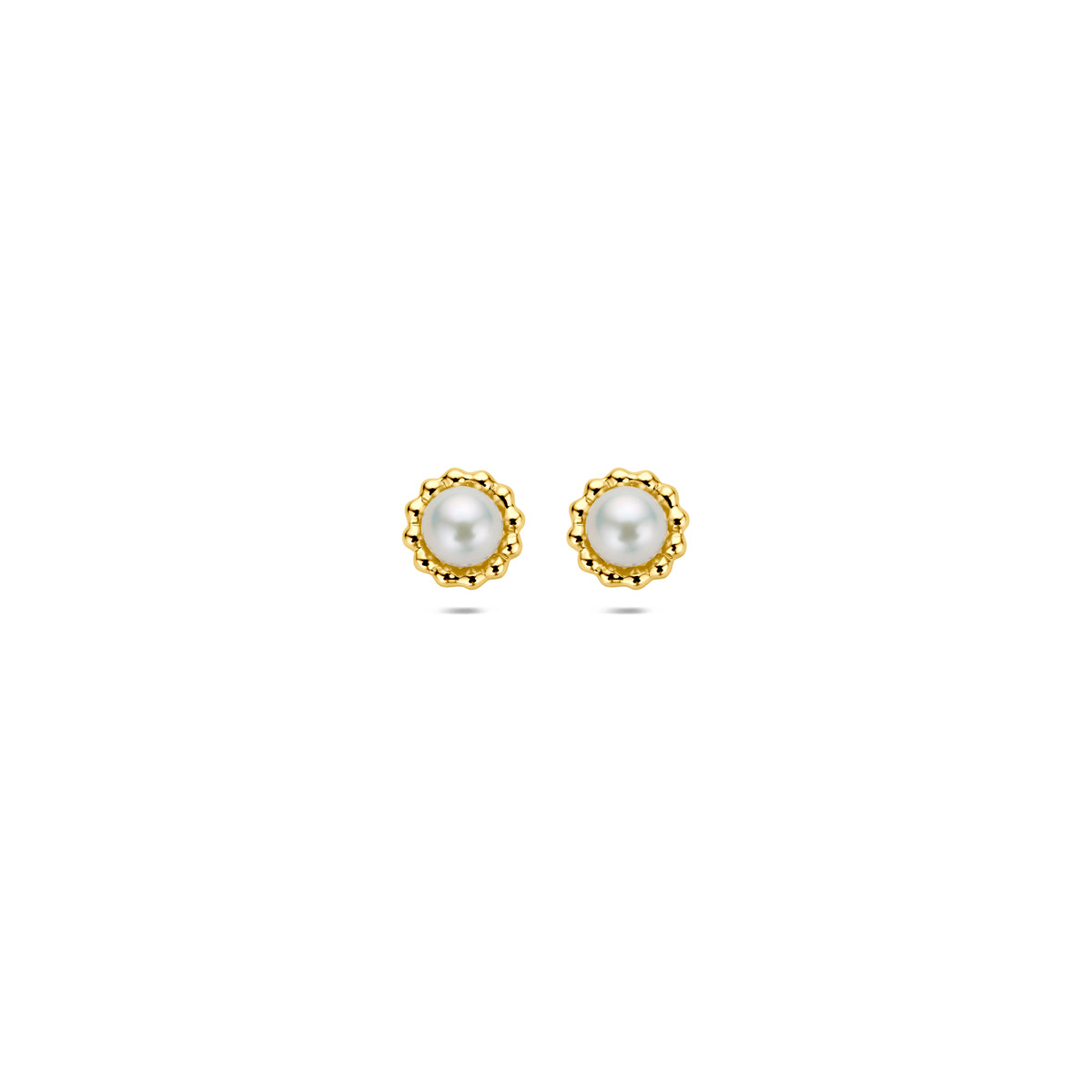 Boucles d'oreilles en or jaune 14K avec perles de 5,5 mm, entourées de détails texturés.