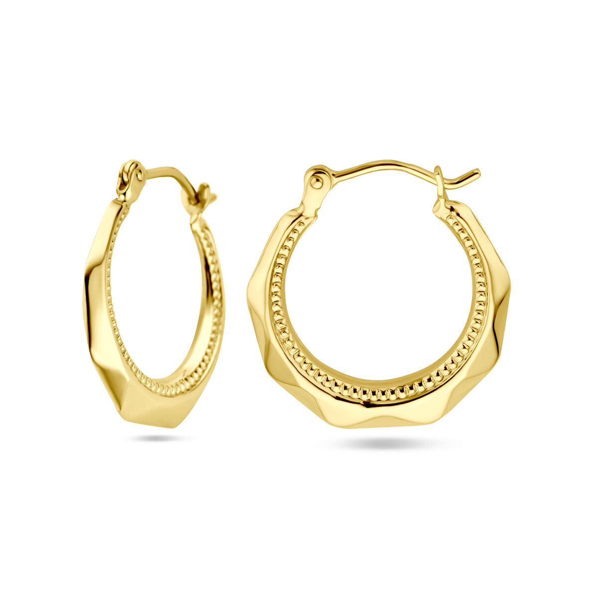 Boucles d'oreilles en or jaune 14K avec une forme ondulée et des détails texturés.